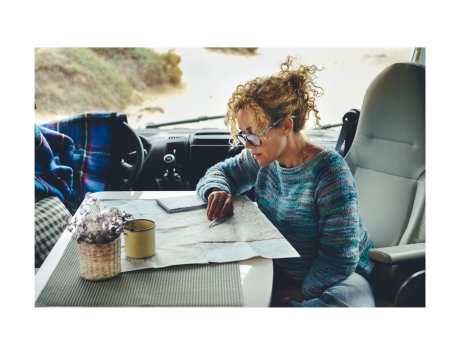 Camperin unterwegs in ihrem Wohnmobil. Studiert ih